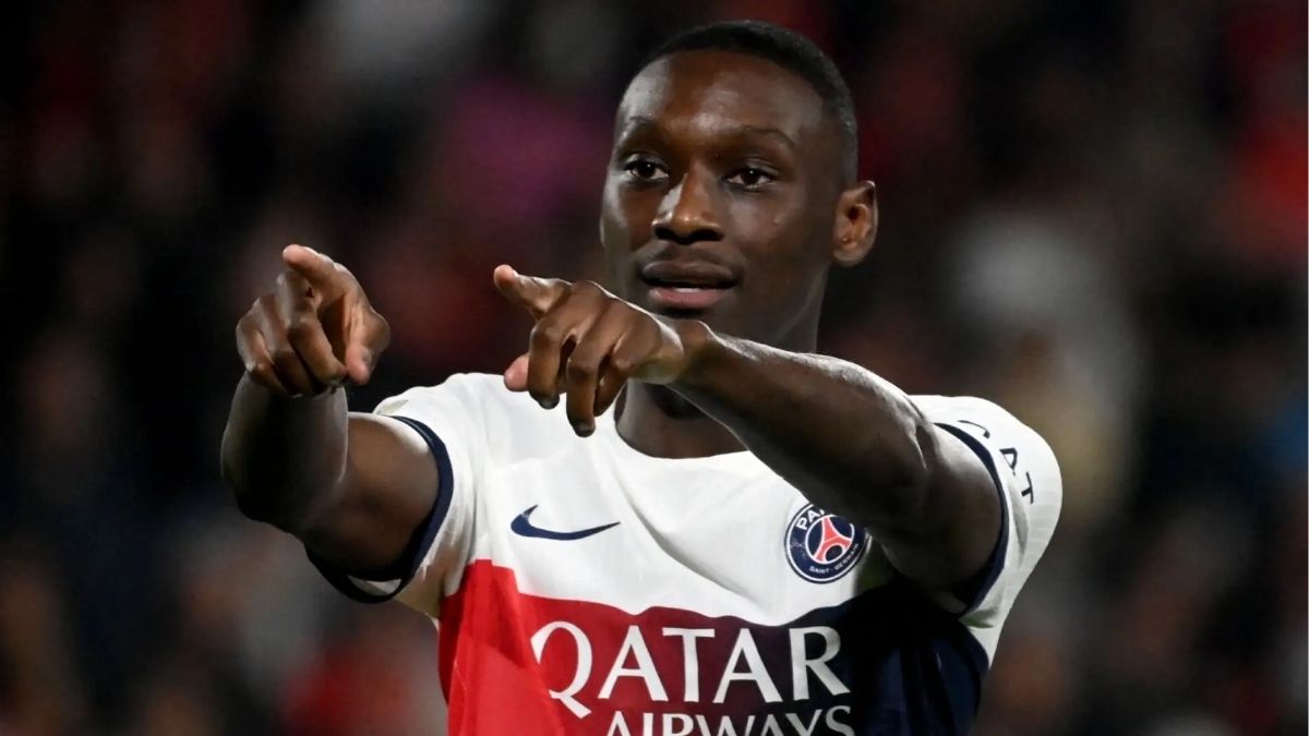 Manchester United Targets Randal Kolo Muani Amid Striker Search Setbacks