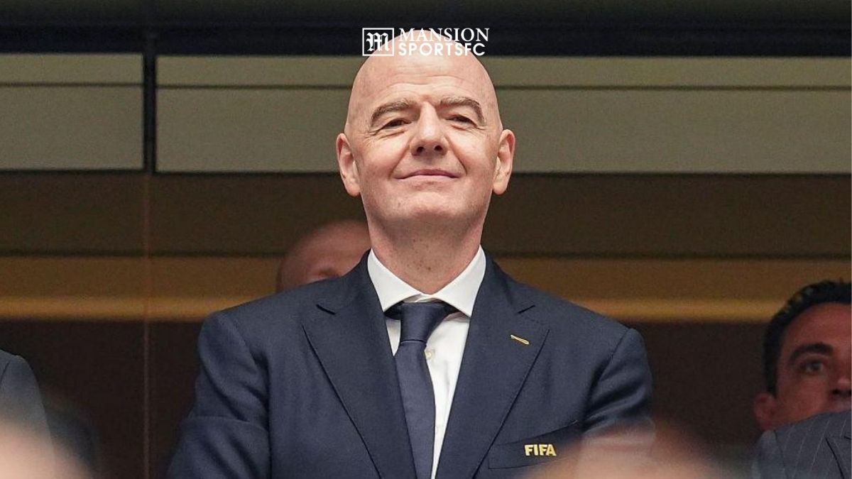 UEFA Yêu Cầu Infantino Từ Chức